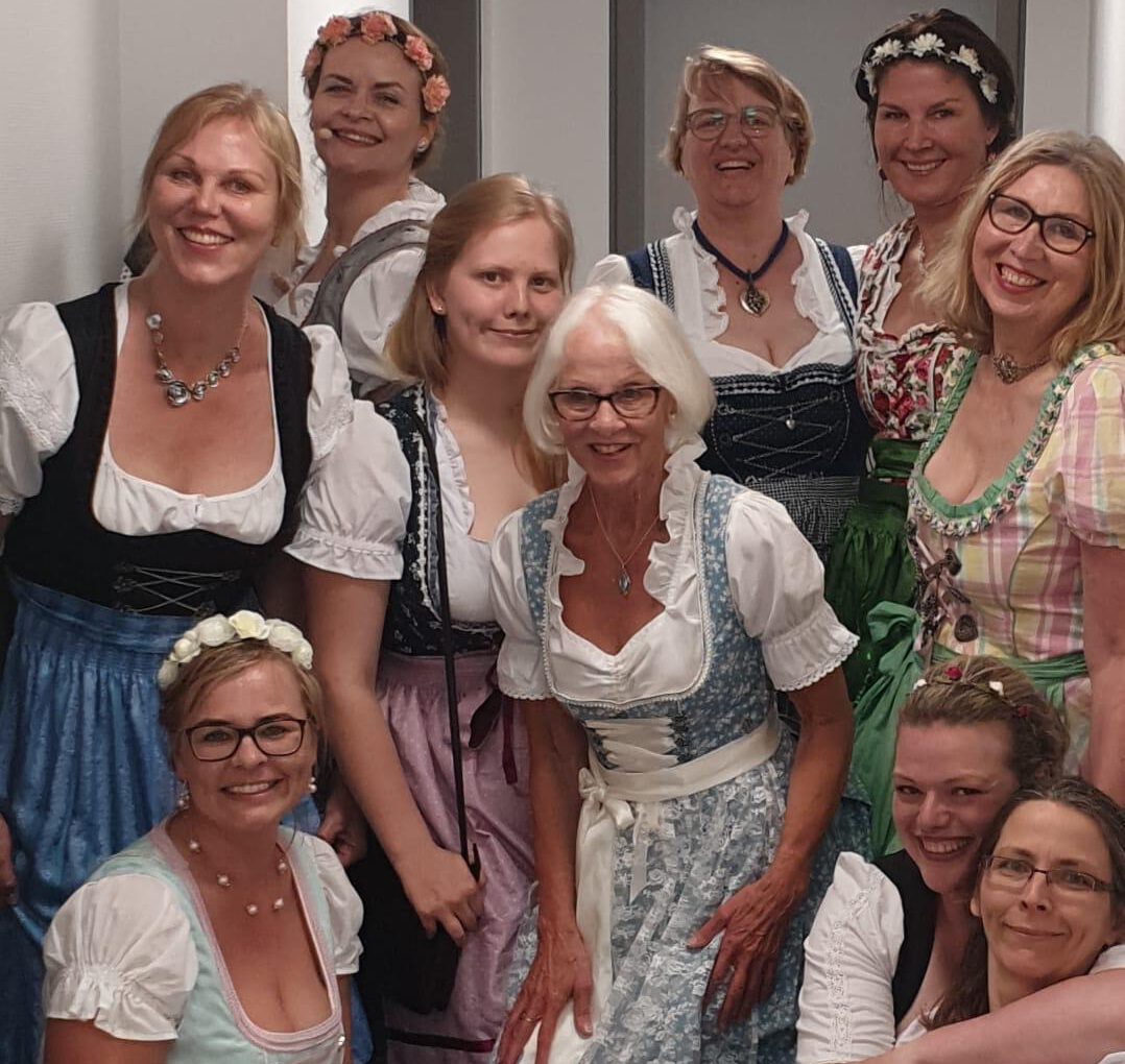 Gruppenbild der weiblichen Darstellerinnen in Dirndl kurz vor dem Auftritt