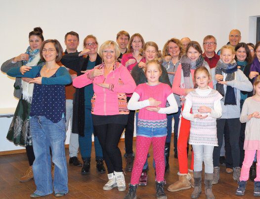 Gruppenfoto einer Theatergruppe mit Kindern, Jugendlichen und Erwachsenen während der Proben zum Stück „Albert und Victoria“ in Buchholz.