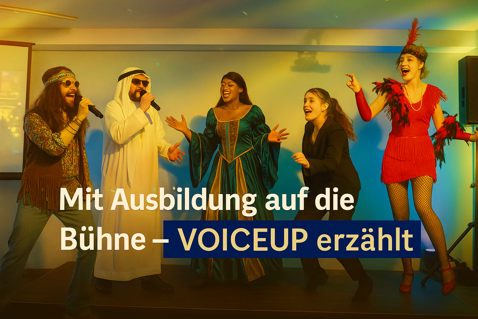 Fünf Sänger*innen in bunten Kostümen bei einer Bühnenperformance – VOICEUP Gesangsausbildung 2017